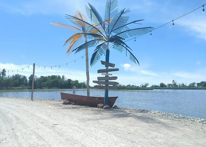 Sandusky River Retreat Fire Pit & King Bed