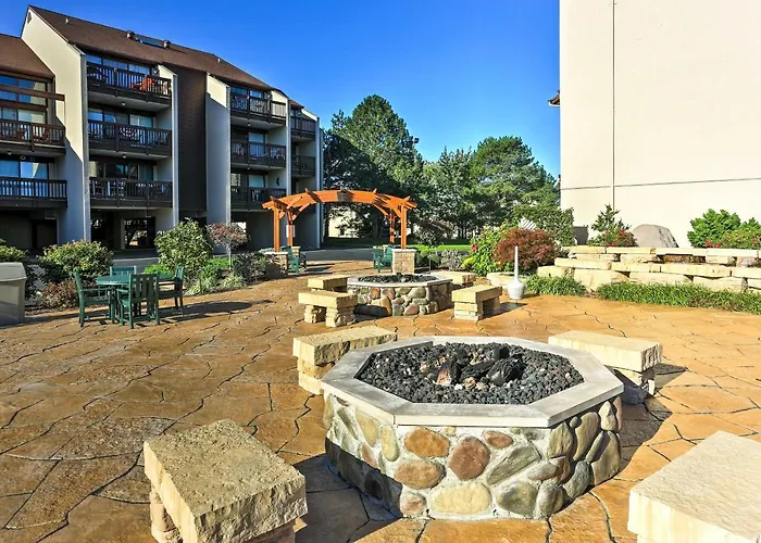 The Shores Condo W/ Beach Access < 2 Mi To Dtwn!